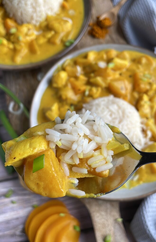 Hähnchen Curry mit Reis und Pfirsich