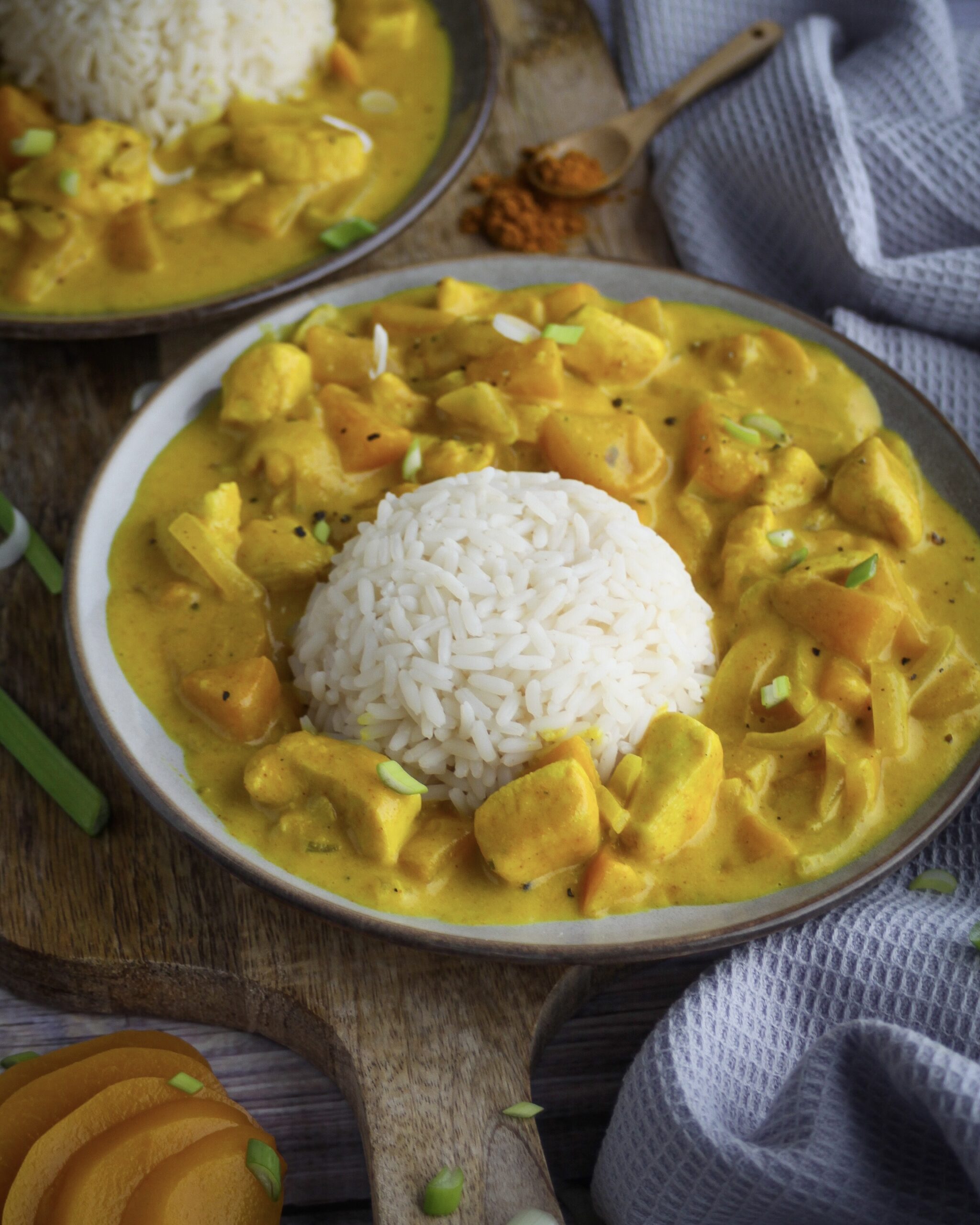 Hähnchen Curry mit Reis und Pfirsich