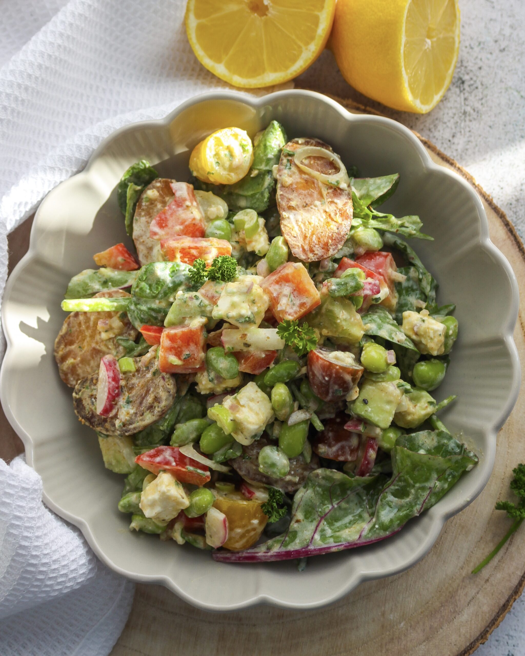 Bunter Salat mit Ofenkartoffeln und Feta