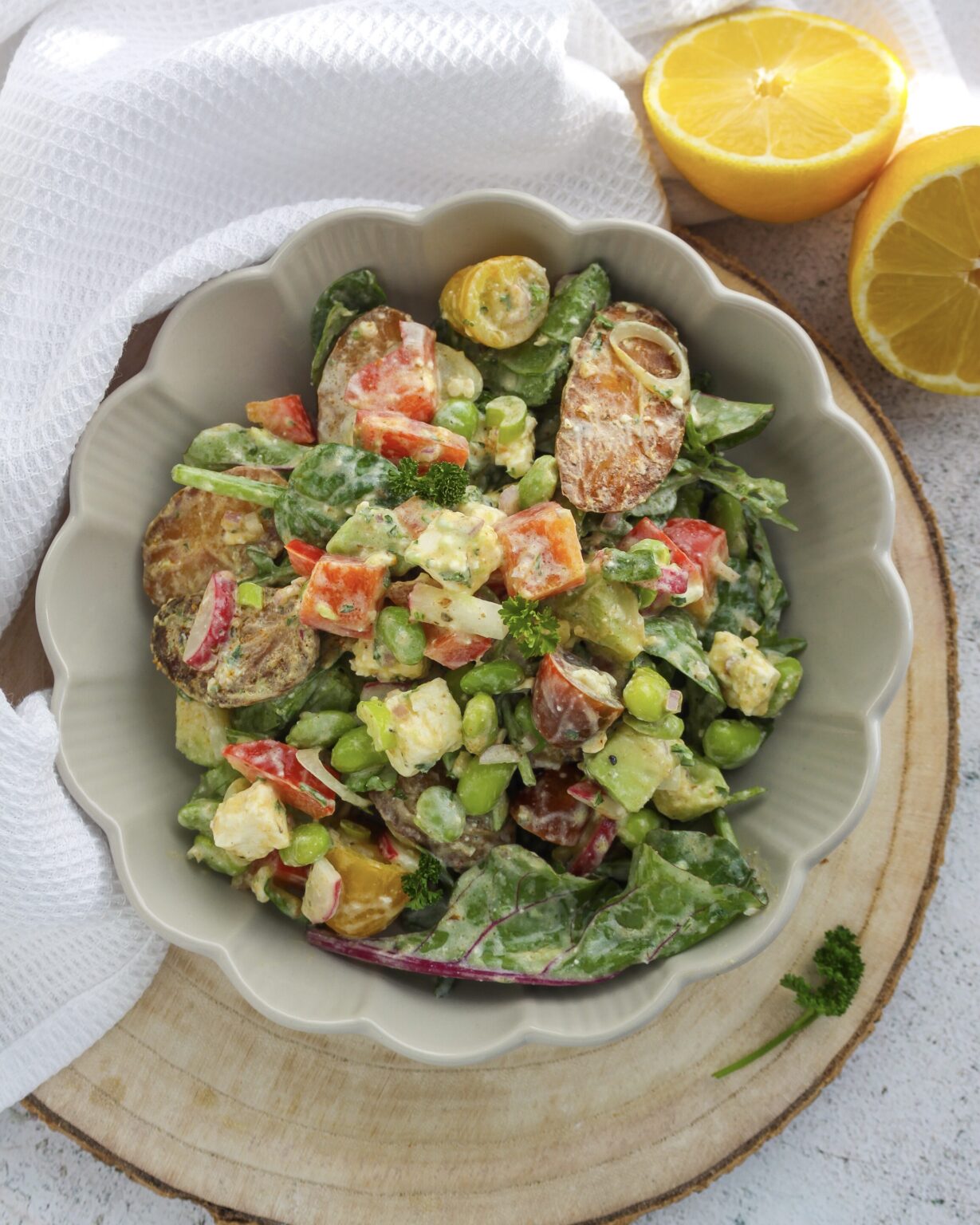 Bunter Salat mit Ofenkartoffeln und Feta