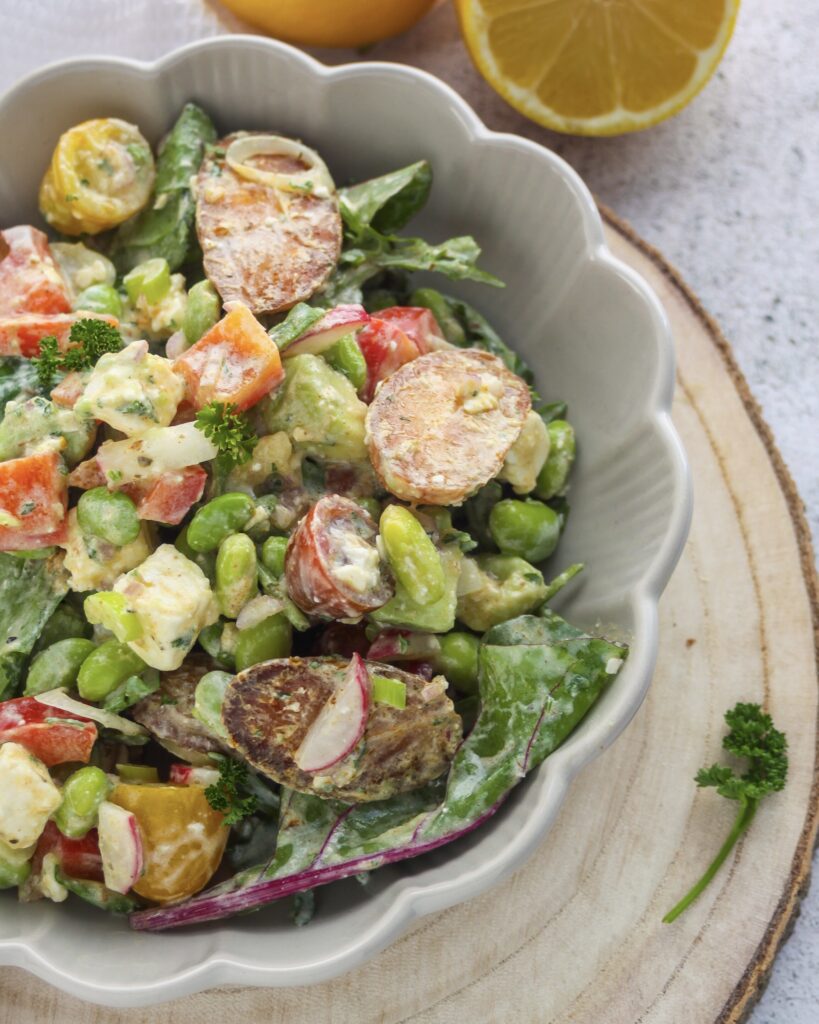 Bunter Salat mit Ofenkartoffeln und Feta